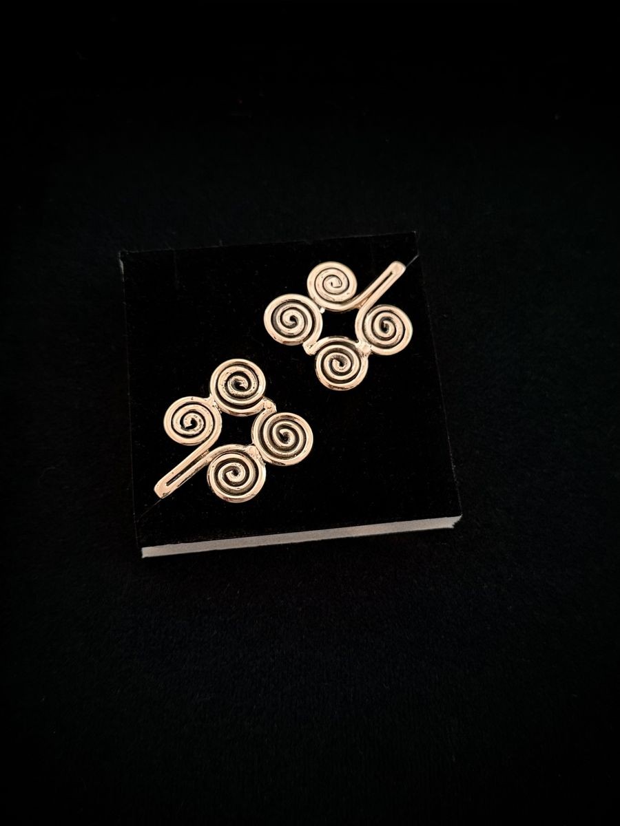Boucles Kaba — spirales de bronze