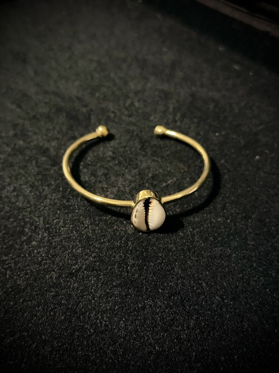 Bracelet Kujama — jonc et cauris